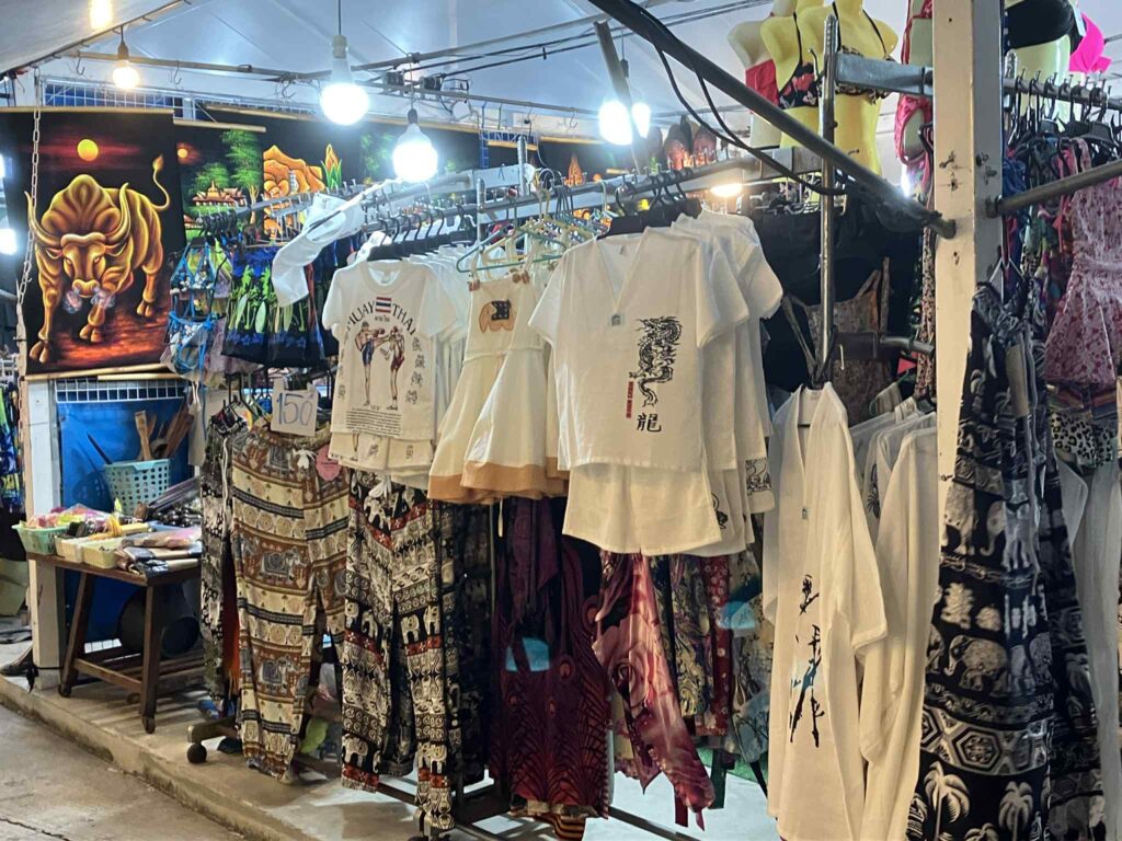 Runway Market Pattayaの衣料品屋台(タイパンツやTシャツを販売)