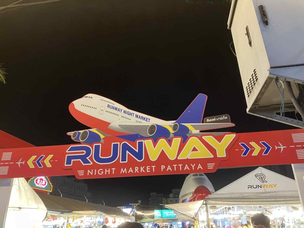Runway Market Pattayaの入口に立つ飛行機のシンボル