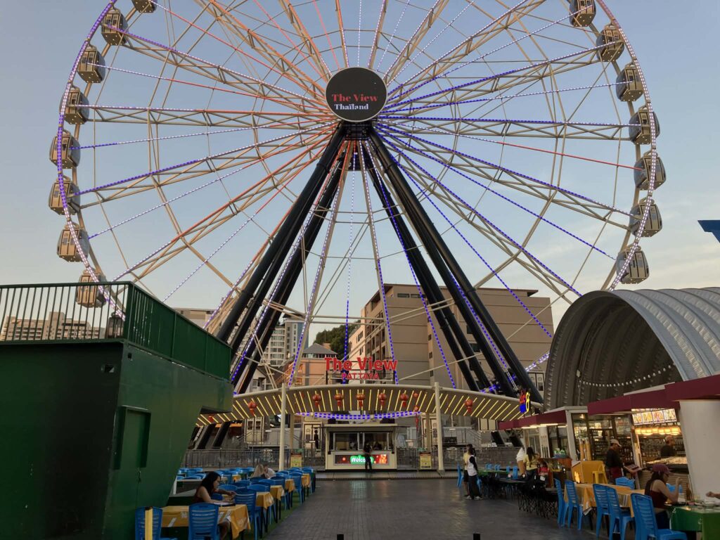 Runway Market Pattayaに新設された観覧車「The View Pattaya」の全景