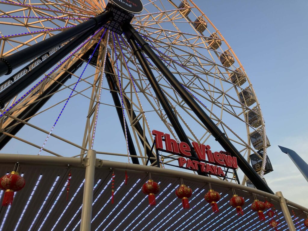 Runway Market Pattayaの観覧車「The View Pattaya」の乗り場と下から見上げた様子