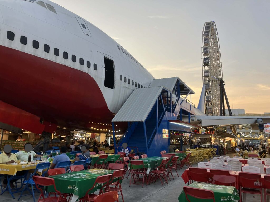 夕方のRunway Market Pattaya。飛行機下の飲食エリアはまだ空いている様子