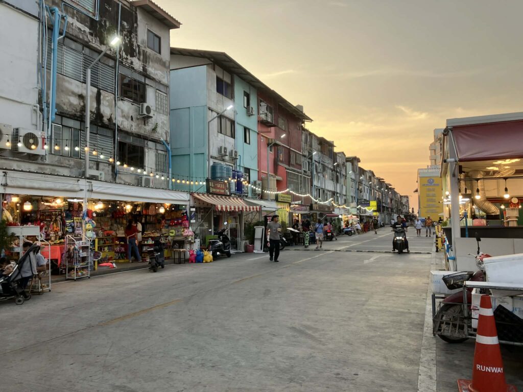 2026年にエリア拡張されたRunway Market Pattayaの新しい通路風景。店舗数が増え、裏手の道からビーチロード方面へもそのまま抜けられる動線が整備され、観光ついでに立ち寄りやすくなった様子。