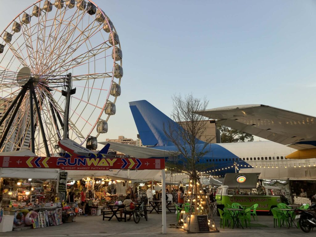 Runway Market Pattayaの全景。飛行機モチーフの会場と新設された観覧車が並ぶ様子