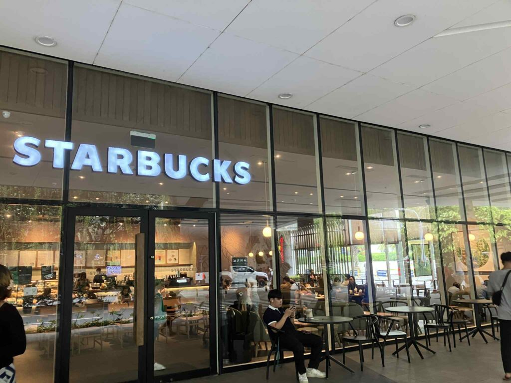 アンヘレスSMクラークにあるスターバックス外観|ノマド作業にも便利な定番カフェ