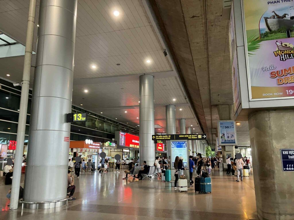 タンソンニャット空港国際線到着ロビーの様子