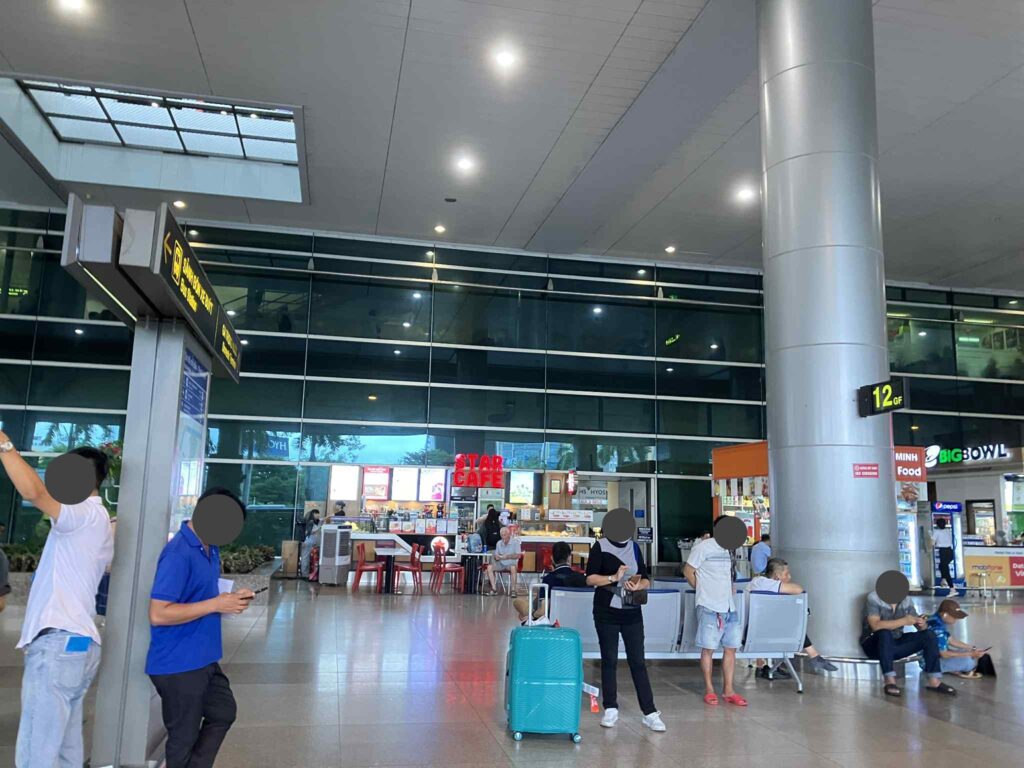 タンソンニャット空港国際線到着ロビーの出口付近にあるSTAR CAFE