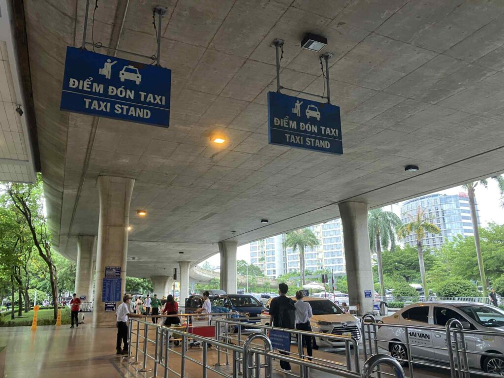タンソンニャット空港国際線到着フロア前の公式タクシースタンド