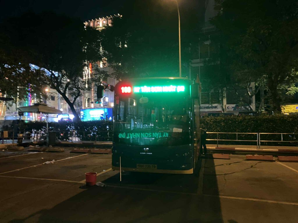 タンソンニャット空港T3へ向かう新型109番電気バス(緑色車体)