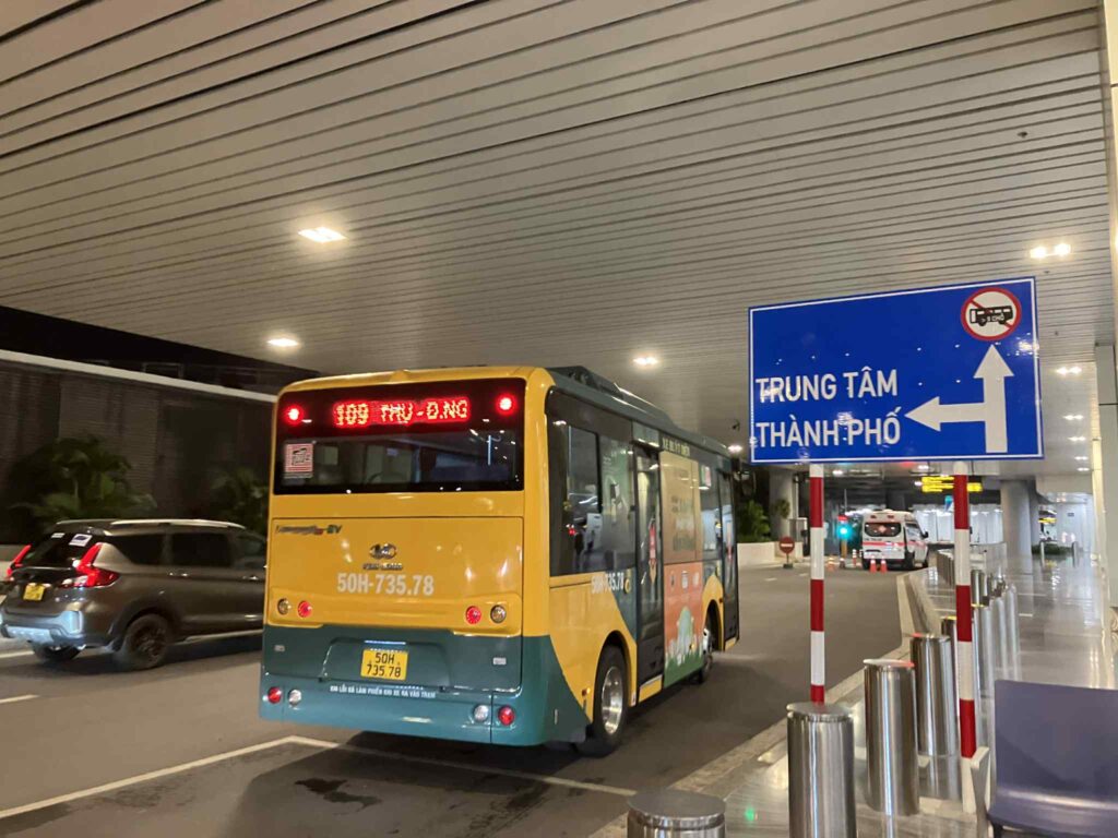 タンソンニャット空港T3に到着した109番バスの様子