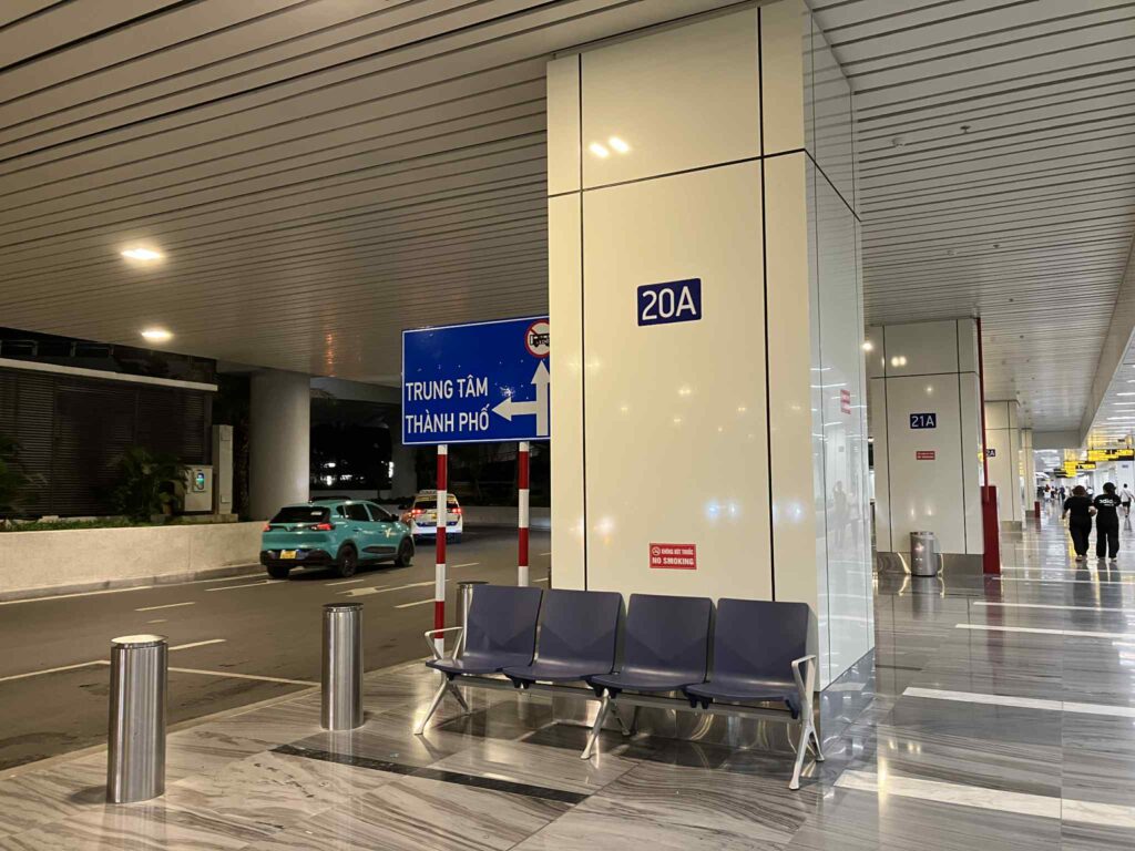 タンソンニャット空港T3・柱番号20A付近の109番バス降車場所