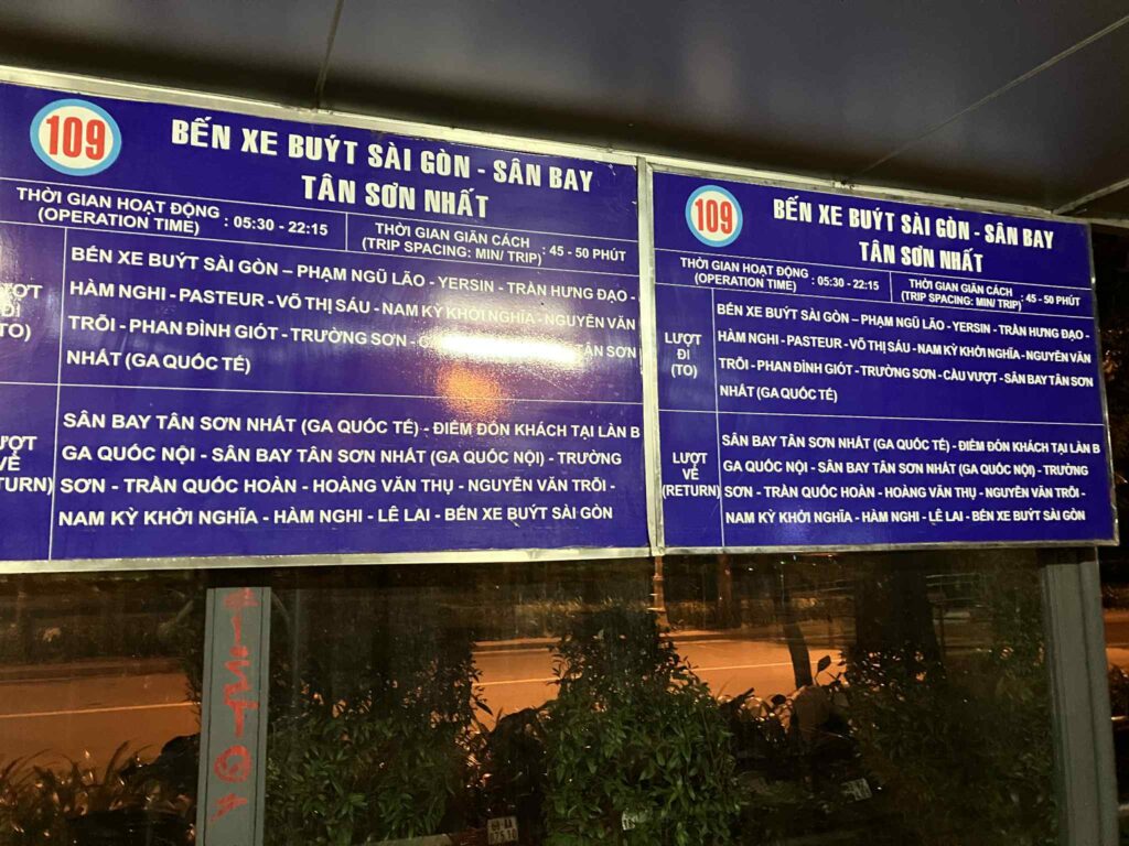 サイゴンバスステーションに掲示された109番バスの時刻表と運行ルート案内