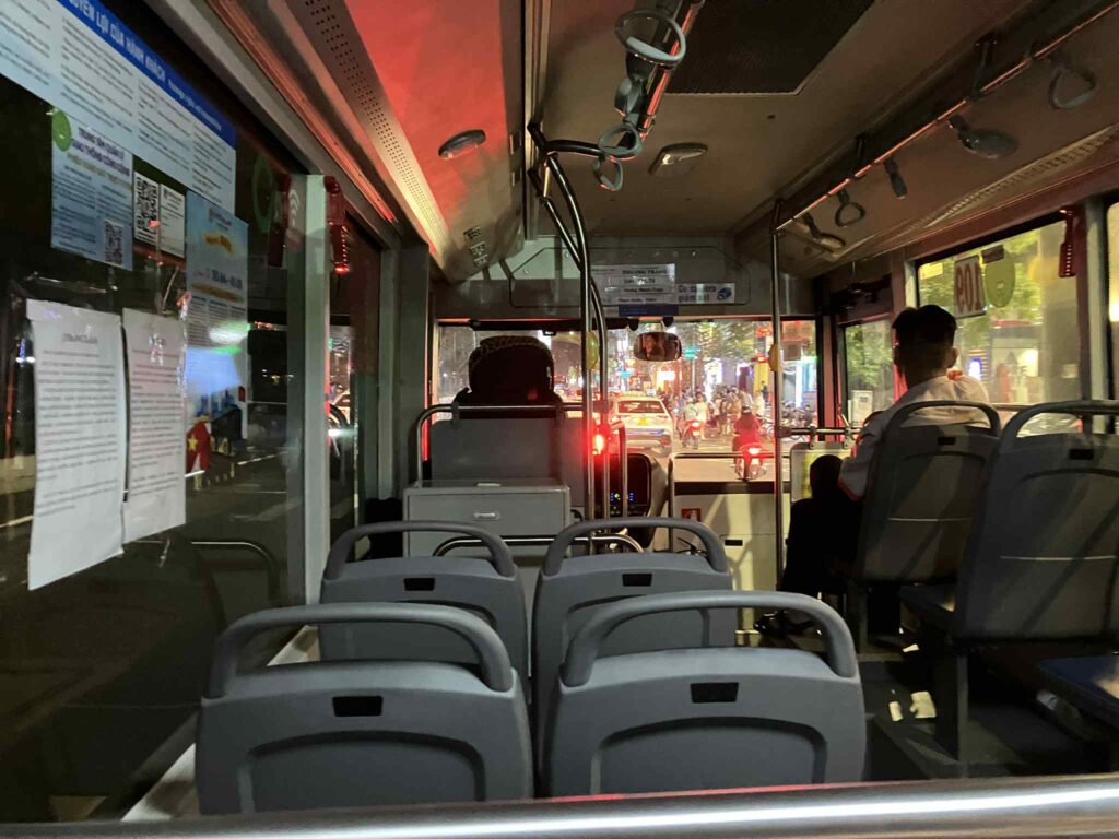 109番電気バスの車内(夜間・乗客ほぼなし)