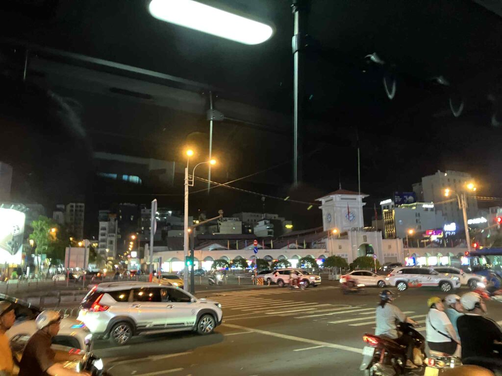 109番バスから見た夜のベンタイン市場付近の車窓