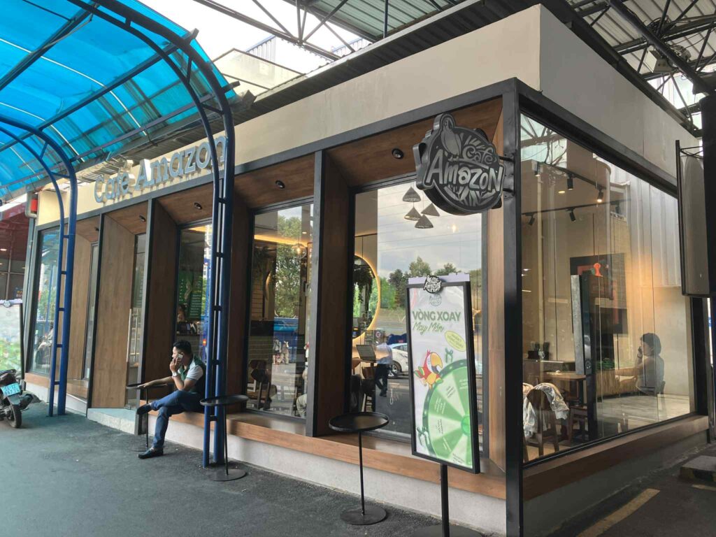 タイ発カフェ「Cafe Amazon」An Phu店。ロゴが目を引く。