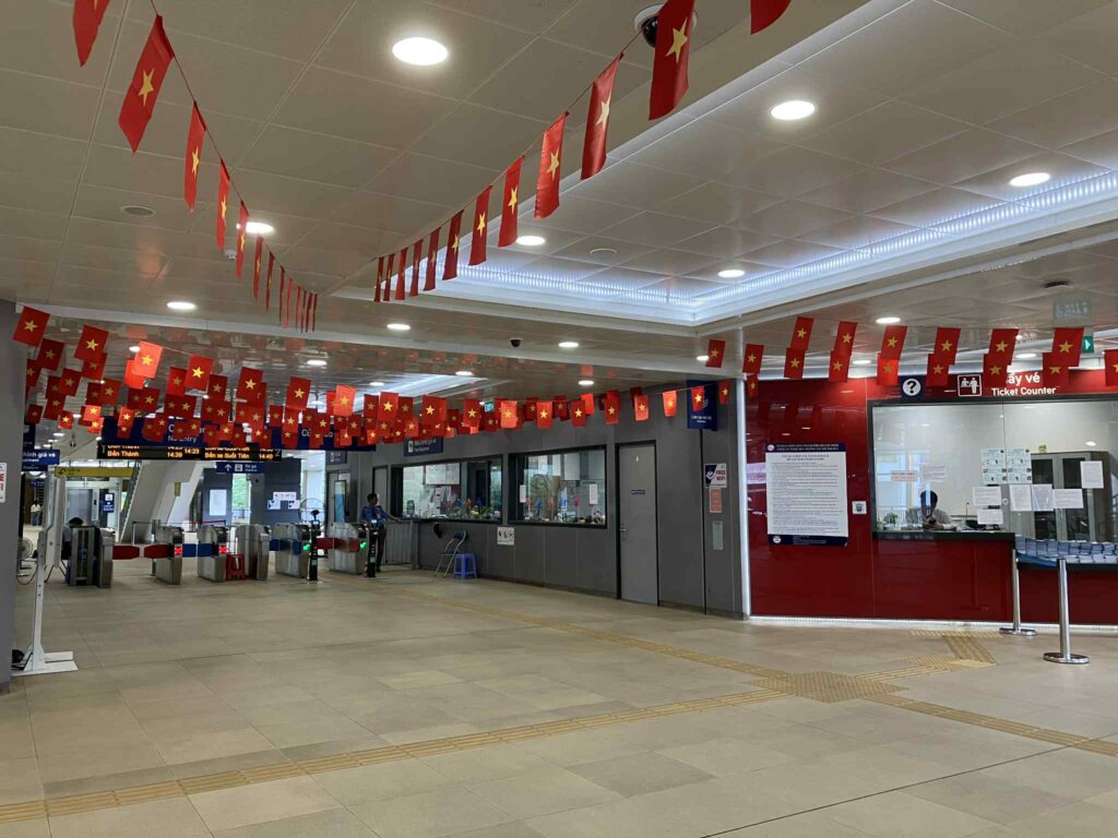 駅構内に掲げられた多数のベトナム国旗。