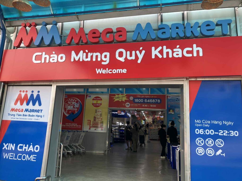 Mega Market An Phuの入口。業務用サイズの食品や日用品が並ぶ大型スーパー。