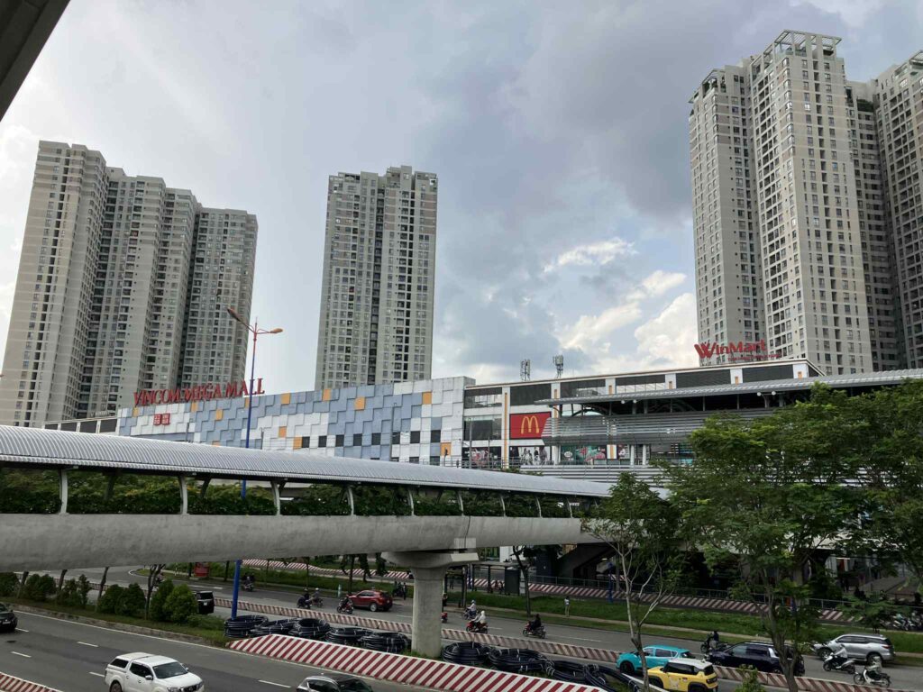 An Phu駅前のVincom Mega Mallと高層コンドミニアム群。副都心的な街並み。