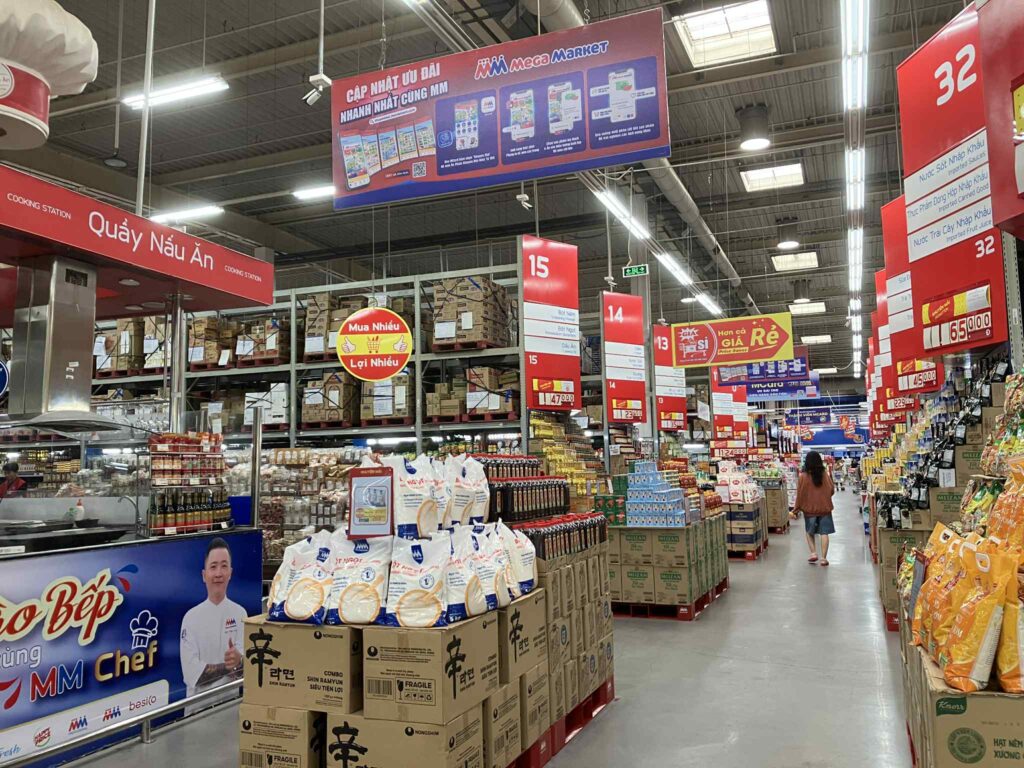 Mega Market An Phu内。多国籍の利用客で賑わう。