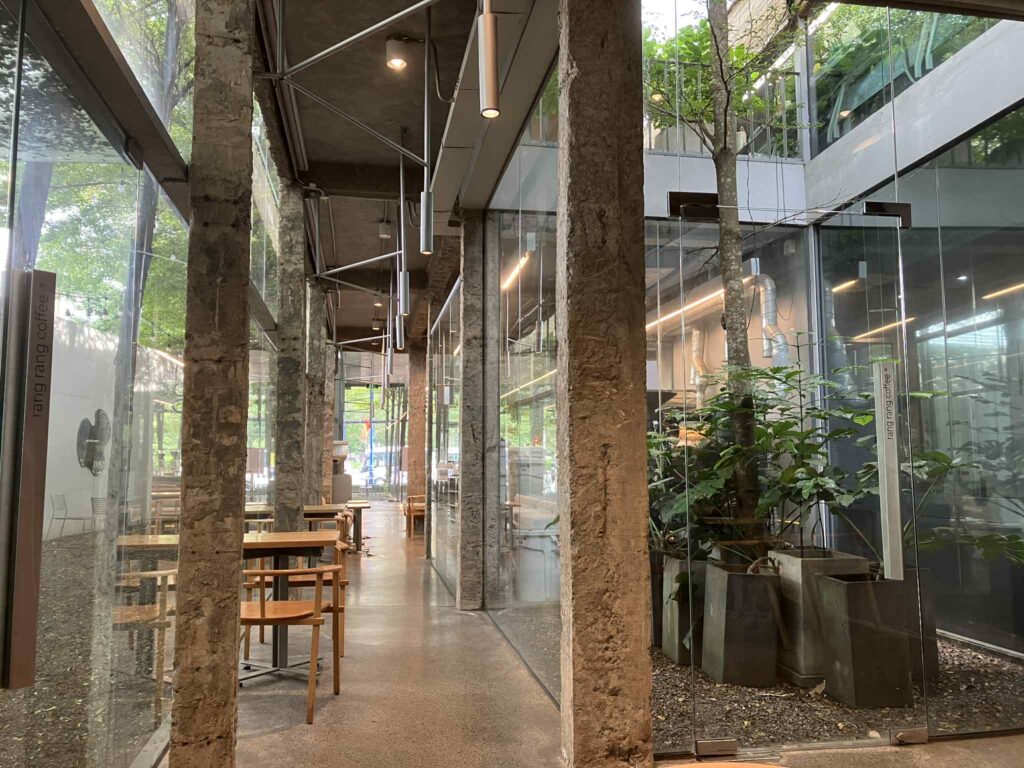 Rang Rang Coffee Thao Dien店内の座席スペース。木の質感が温かいデザイン。