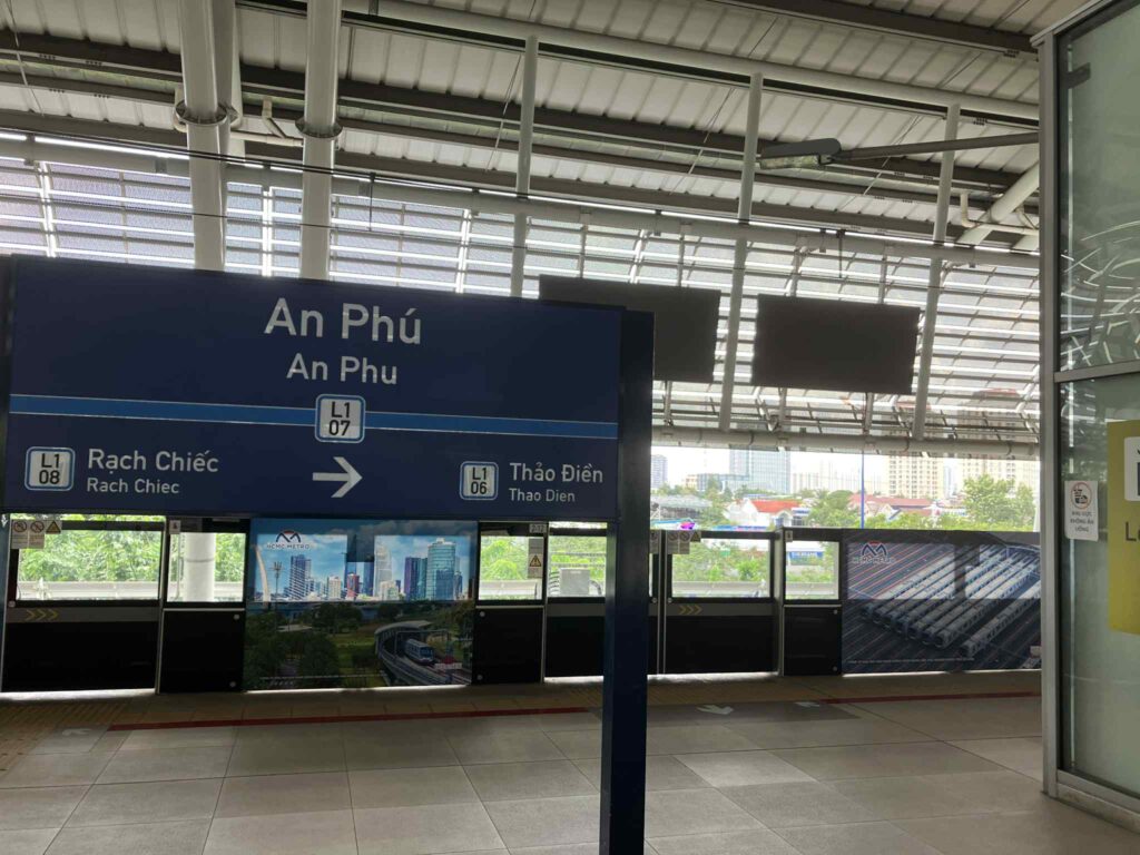 ホーチミン・メトロ1号線An Phu駅ホームの駅名サイン。青地に白文字のシンプルなデザイン。