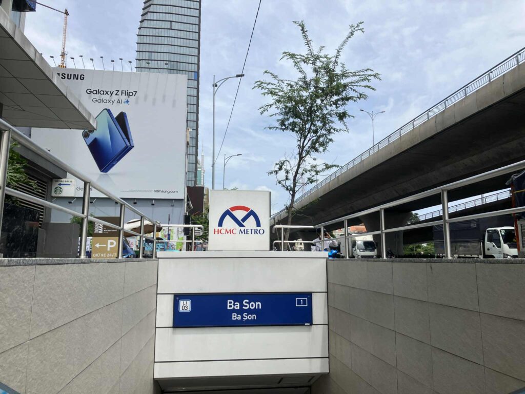Ba Son駅 出口1(Ton Duc Thang通り側)の入口