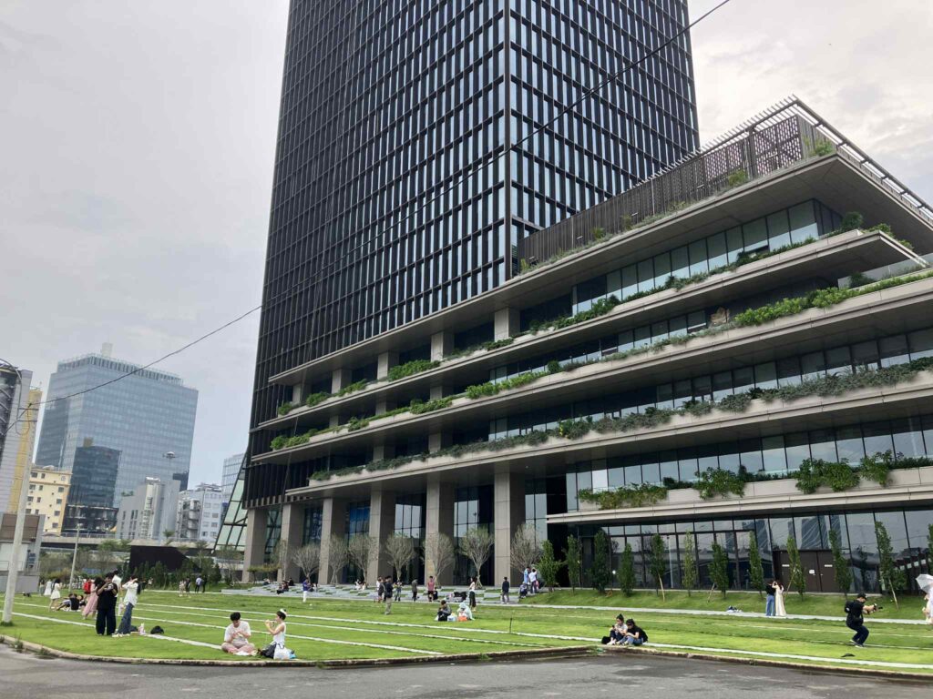 Ba Son駅 出口3付近の芝生広場