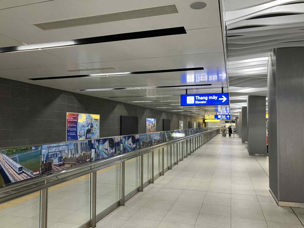 駅構内の地下通路(アンダーパス)