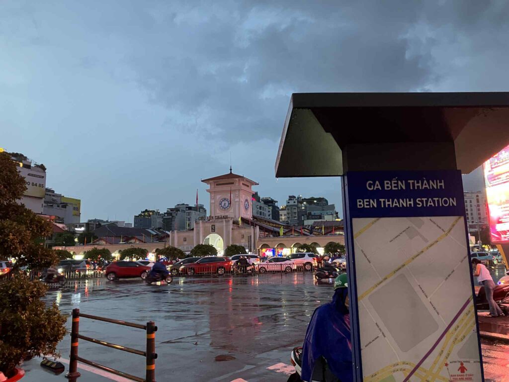 雨上がりのベンタイン市場と駅案内板(6番出口) 