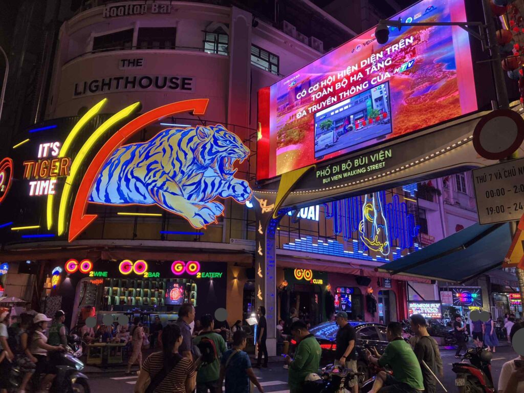 ブイビエン通りの夜景（ベンタイン駅から徒歩圏）
