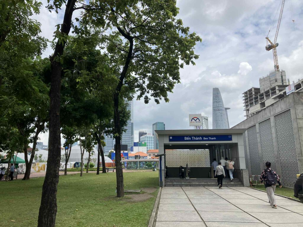 公園側の出口1（ベンタイン駅地上入口）