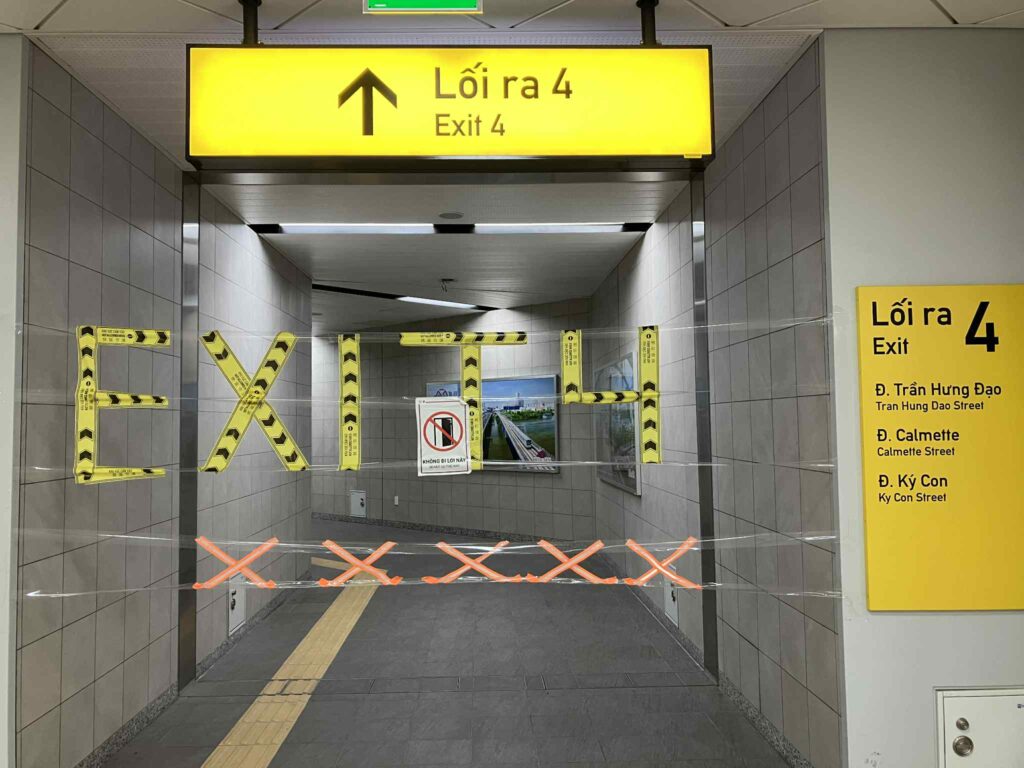 出口4の通路に設置された封鎖テープ（Calmette通り方面）