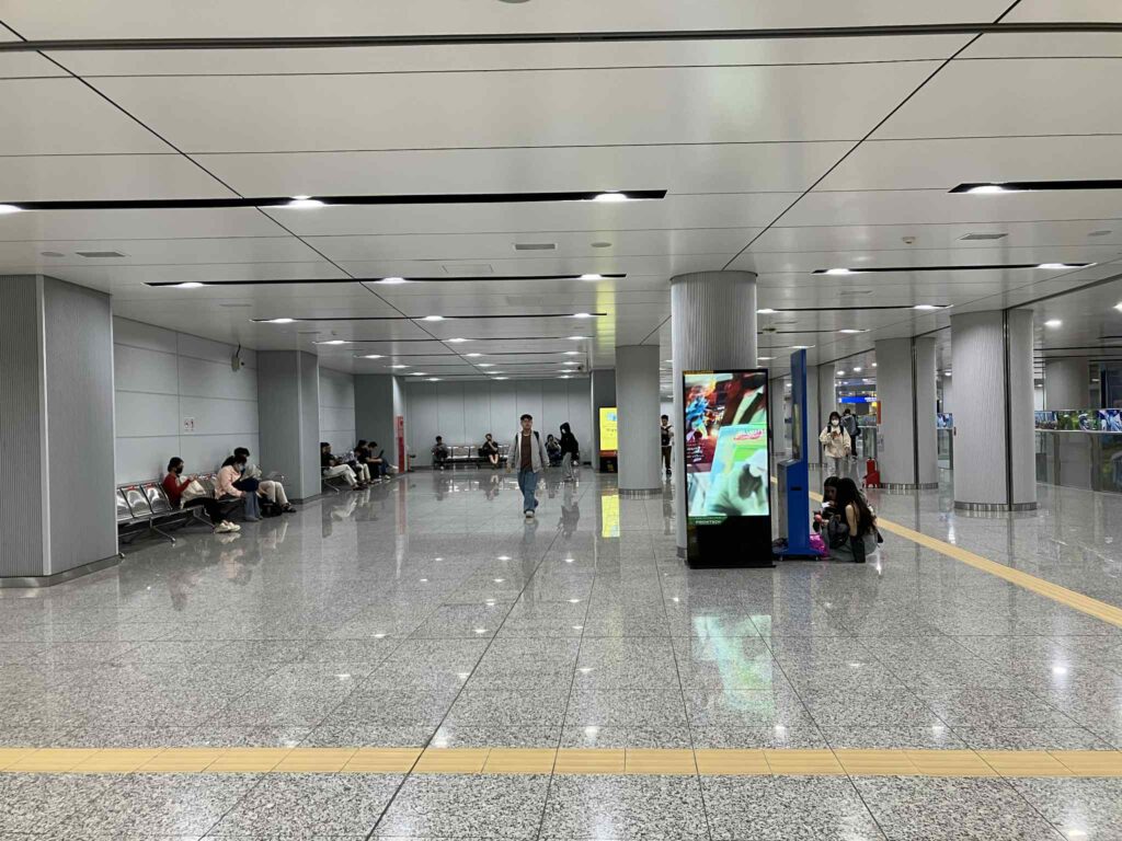 地下コンコースの待ち合わせスペース
