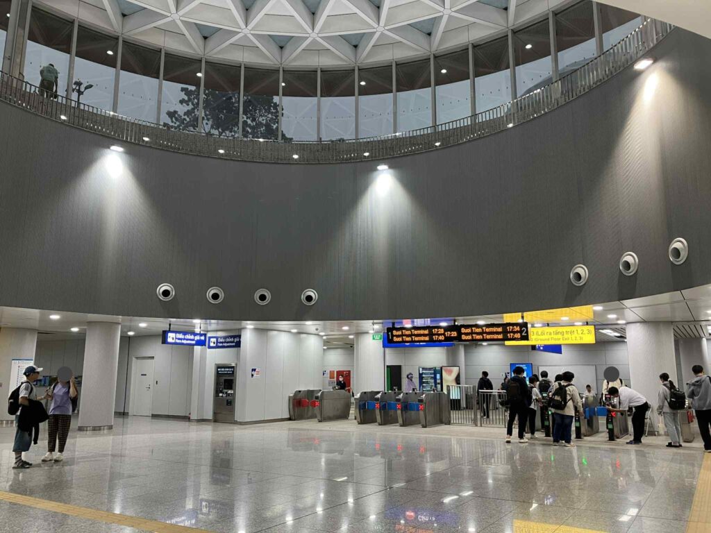 改札付近の吹き抜けドームと券売機エリア