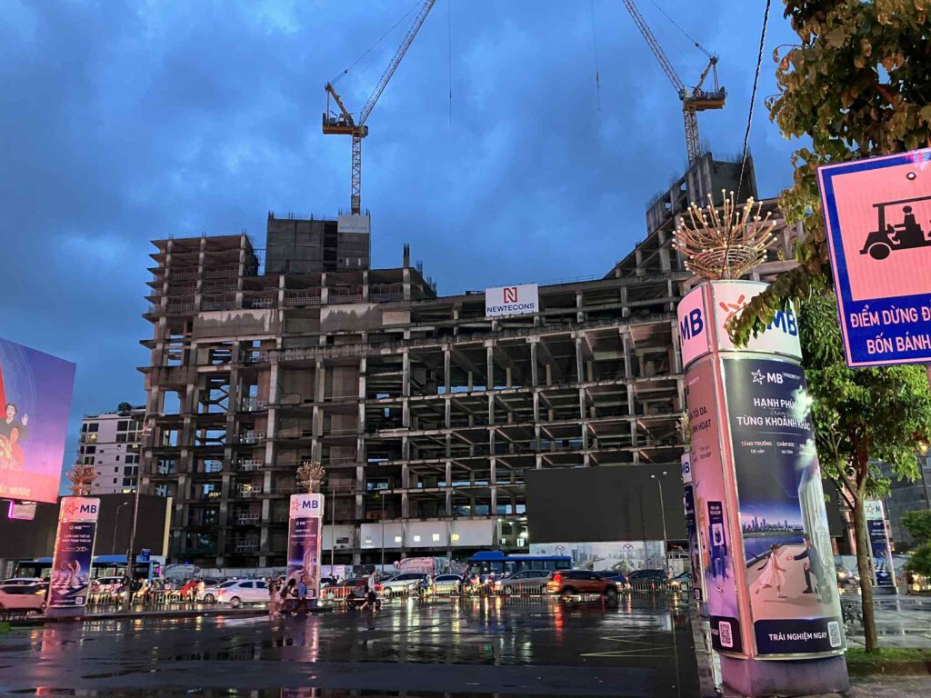 ホーチミン中心部で建設が進む再開発プロジェクト「One Central Saigon」の外観。ベンタイン駅4・5番出口付近に位置する建設中の高層ビル