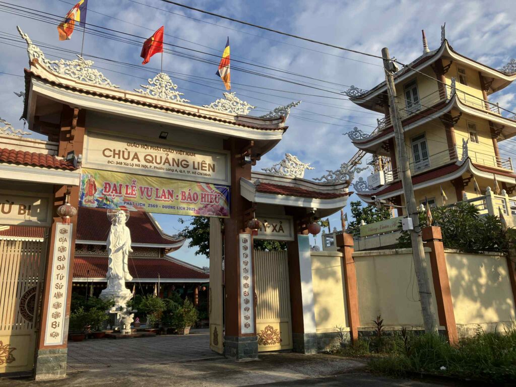 Bình Thái駅付近の仏教寺院Chùa Quảng Liên。広い境内と立派な屋根が特徴。