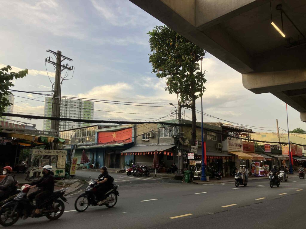 Bình Thái駅西側の住宅街。ローカルな生活感が漂う街並み。
