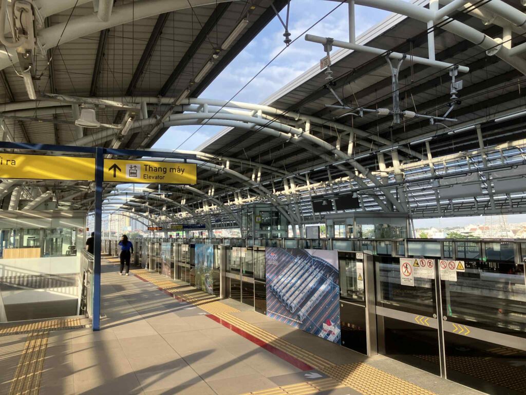 Bình Thái駅の高架ホーム。吹き抜け設計で明るく開放的なプラットフォーム。