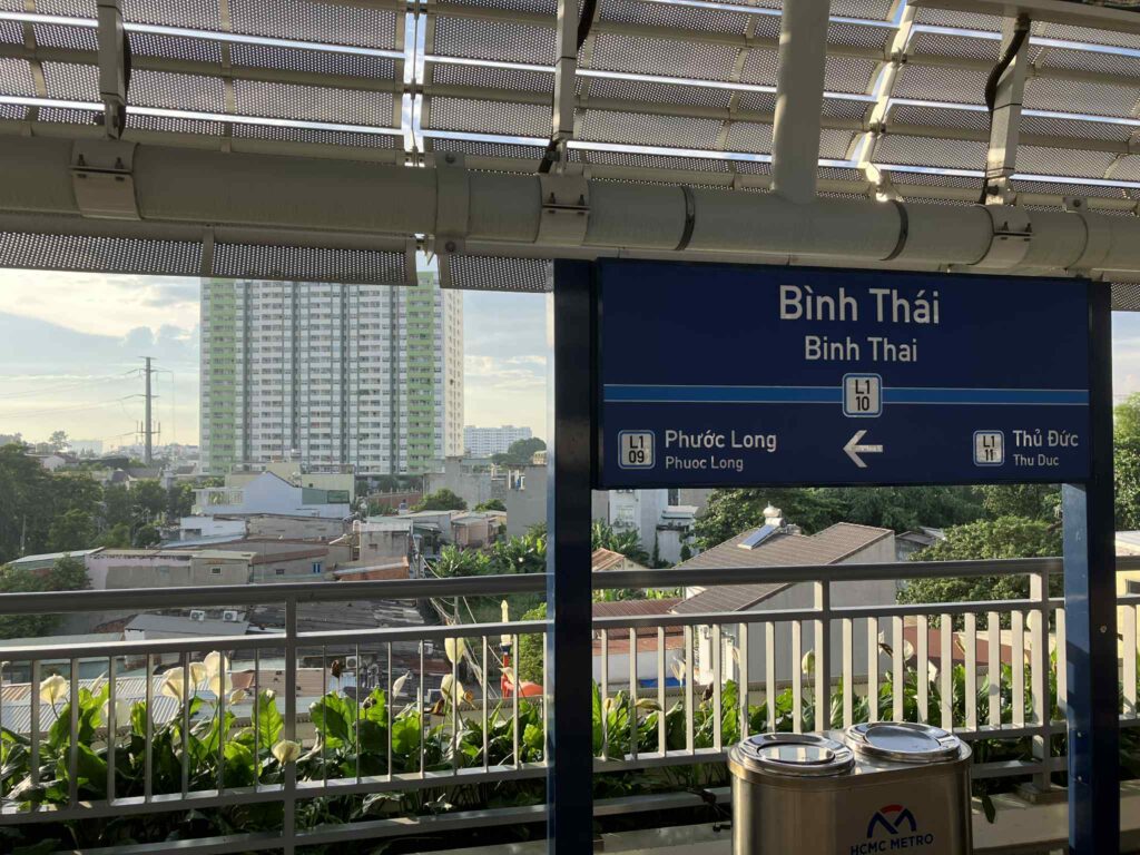 ホーチミン・メトロ1号線のBình Thái駅サイン。ローカル住宅街に立つ静かな駅名標。