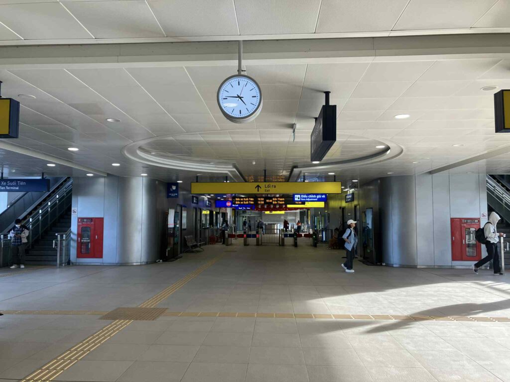 ホーチミン・メトロ1号線Bình Thái駅の改札階。新しく清潔な構内。