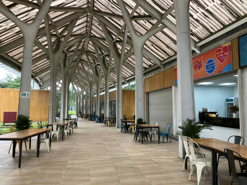 High Tech Park駅近くにあるOne Hub Saigonの飲食スペース、テーブルと開放的な屋根