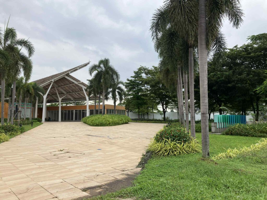 High Tech Park駅近くのOne Hub Saigon入口の広場とヤシの木並木