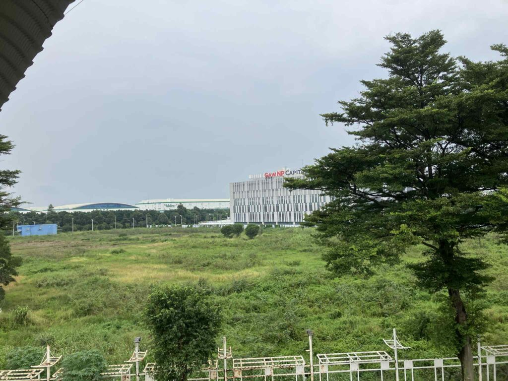 High Tech Park駅のプラットフォームから見えるOne Hub Saigonのオフィスビル