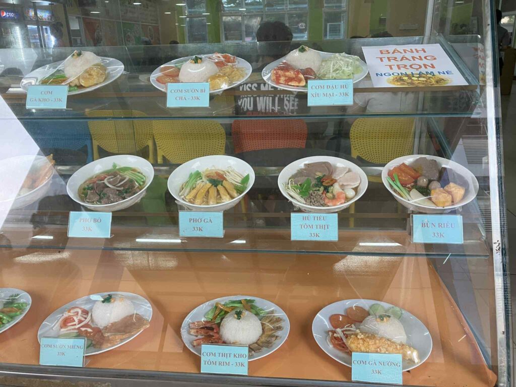 HUTECH大学キャンパスの学食に並ぶベトナム料理メニューサンプル