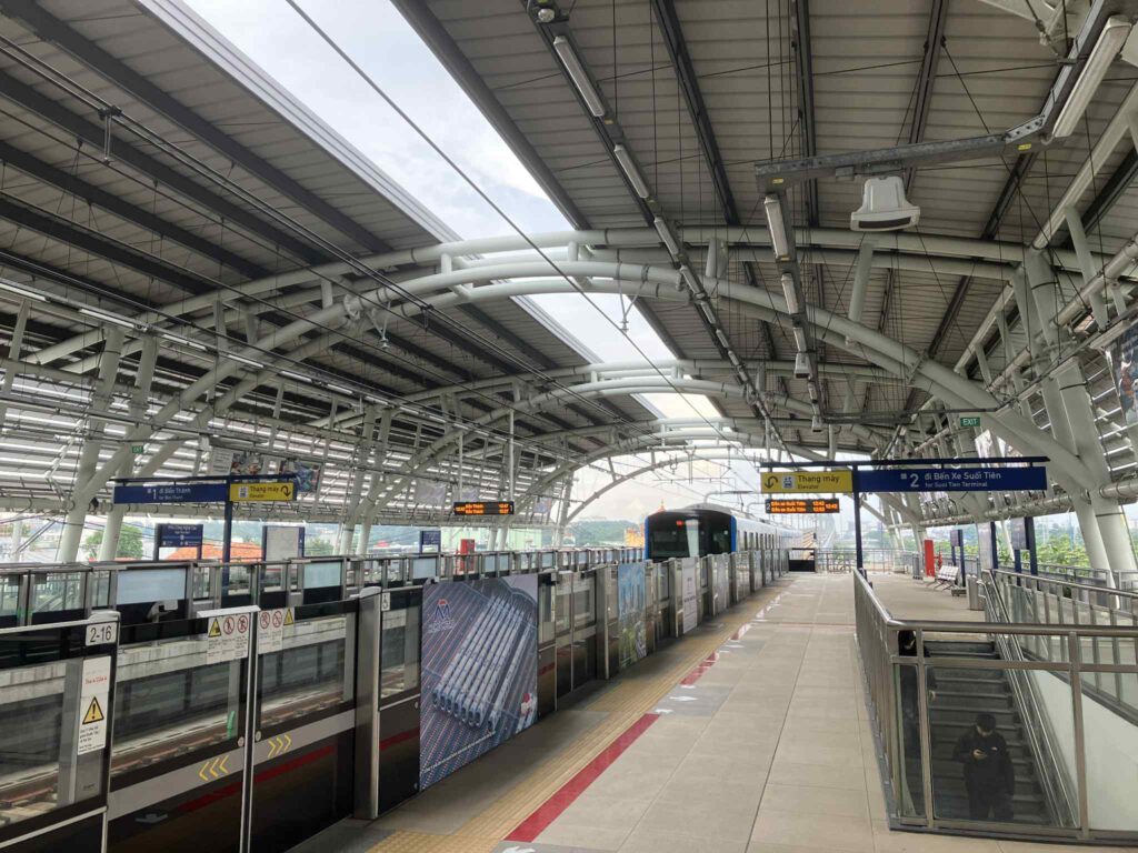 High Tech Park駅の相対式プラットフォームと停車中のホーチミン・メトロ列車