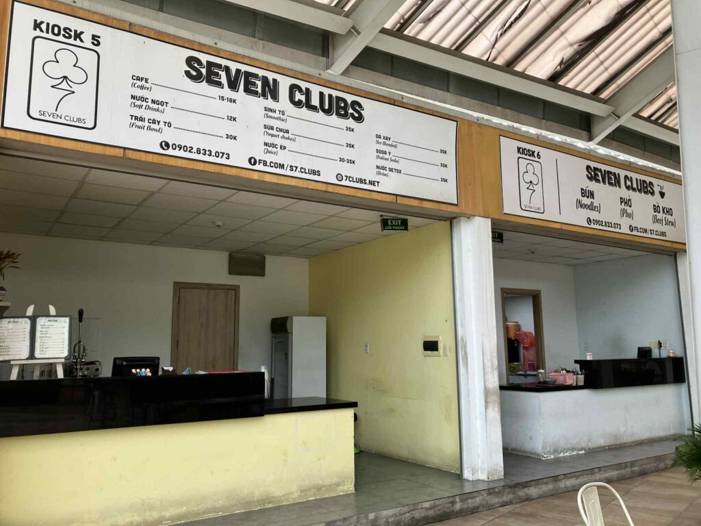 One Hub Saigon内にあるカフェ・ベトナム料理店「Seven Clubs」の看板とカウンター