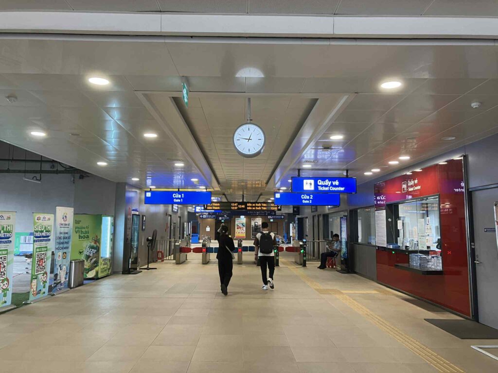 High Tech Park駅の改札口とチケットカウンター、清潔で新しい駅構内