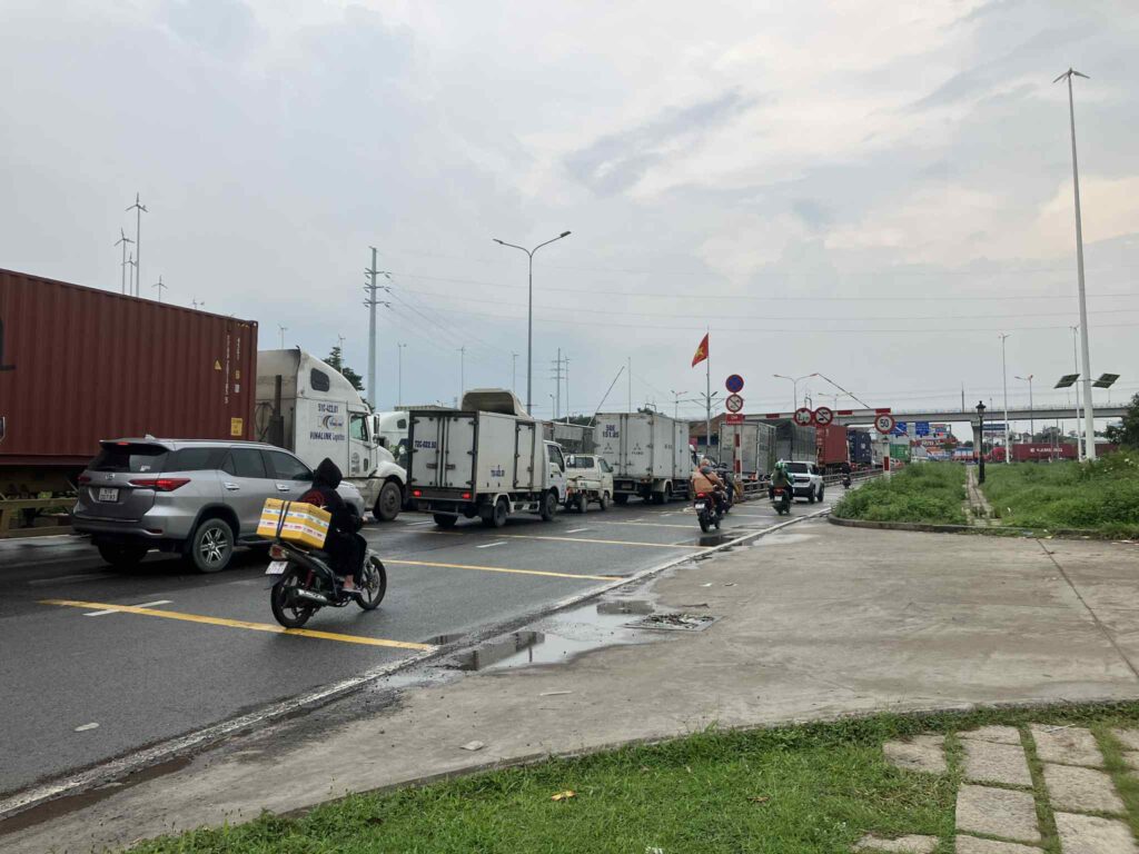 High Tech Park駅近くのXa lộ Hà Nội交差点で信号待ちする大型トラック群