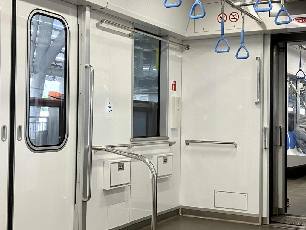 ホーチミンメトロ1号線の車内バリアフリースペース|車いす・ベビーカー対応の広い乗車エリア
