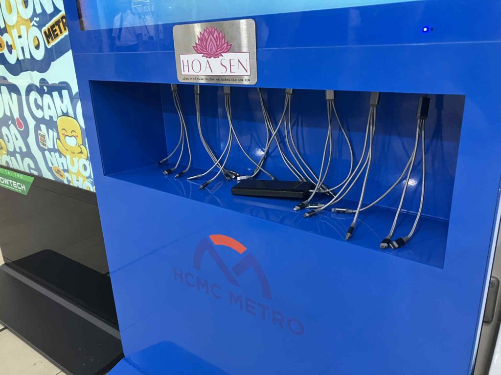 ケーブル付きでスマホを充電できる設備。