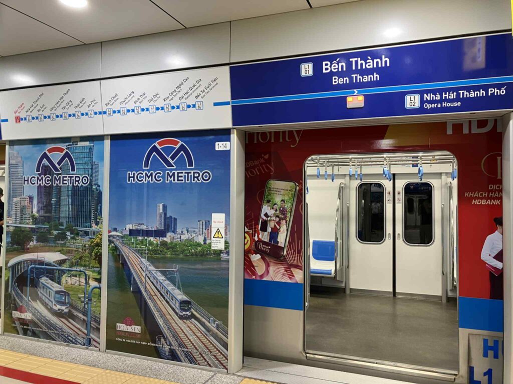 ベンタイン駅のホームドアと駅名サイン。1号線の起点となる中心駅。